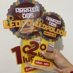 Troféu em acrílico com adesivo.2